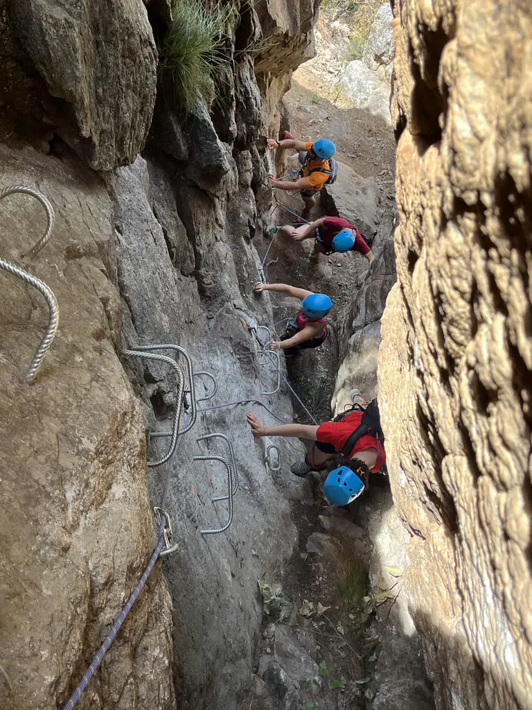 La grotte de la via corda avec une cordée